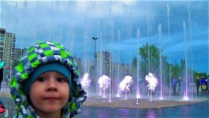 детский влог Макс смотрит фонтан в Перми едем на машине домой