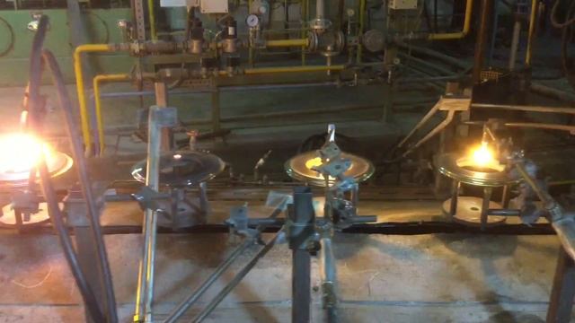 Видеорепортаж со стекольного завода в Васильево. Как варят стекло и делают посуду смотреть онлайн