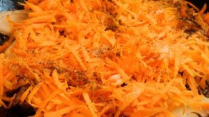 Теплый салат из печени и рукколы