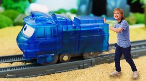 Игры в игрушки роботы поезда: у Кея закончился заряд! Веселые видео для мальчиков