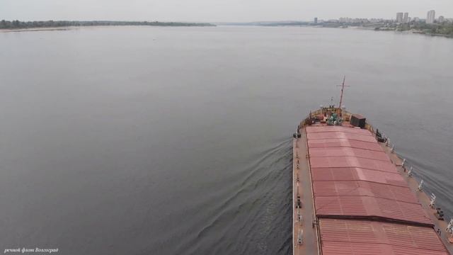 теплоход типа Шестая Пятилетка "Нижнекамск" проходит Волгоград смотреть онлайн