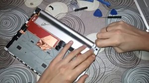 Замена аккумулятора на планшете Lenovo B8000. Replacing the battery on the tablet.