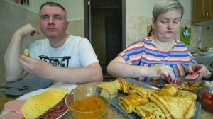 Мукбанг я в шоке от реакции мужа на блины! Ест их и критикует! Обед блинчики с начинкой, колбаса