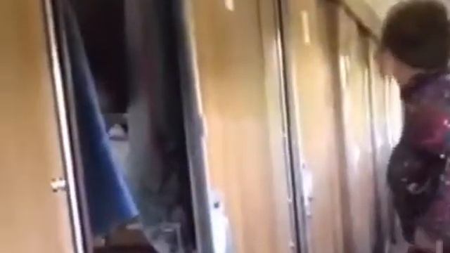 @ проводник в поезде всего лишь попросила бабку заправить за собой постель смотреть онлайн