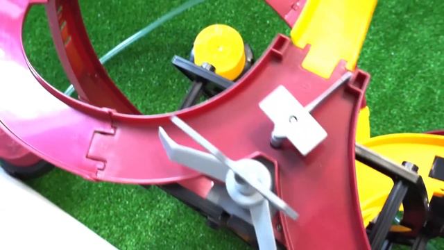 Мультик про игрушечные машинки и треки для машинок. Халк и Железный человек защищают свой трек смотреть онлайн