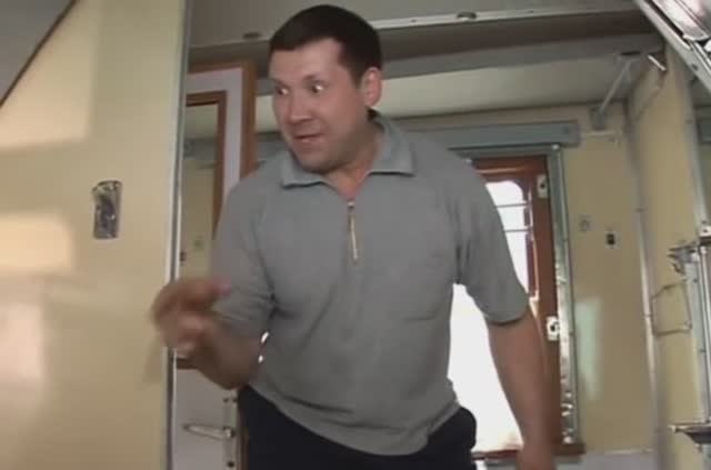 Мне нальёте? Сходи за стаканом! Ну, брат, тебя только за смертью посылать! смотреть онлайн