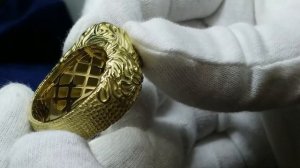 Золотой мужской перстень с крупным изумрудом