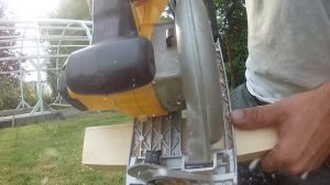 Обзор инструмента. Аккумуляторная дисковая пила DeWalt DCS391