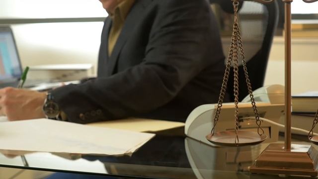 Молодой парень в 23 года стал отцом и дедушкой. Многие посчитали его поступок безумным... смотреть онлайн