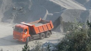 КАМАЗ 65115 спуск в карьер и погрузка щебнем