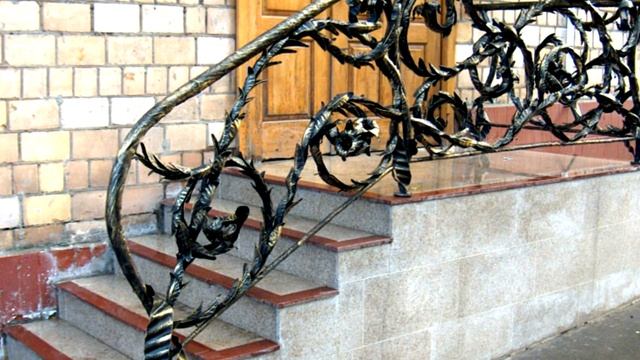 Оригинальные кованые перила на крыльцо необычные стильные эффектные солидные