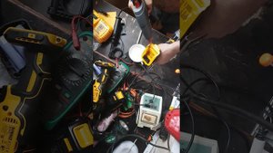 Устраняем люфт аккумулятора DeWalt на шуроповерте.