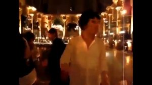 Бенедикт Камбербэтч танцует.