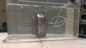 Заливаем мотор колесо водой