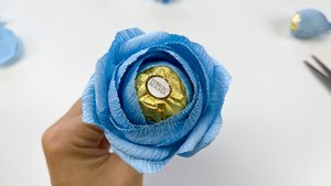 Нежные цветы из гофрированной бумаги с конфетой