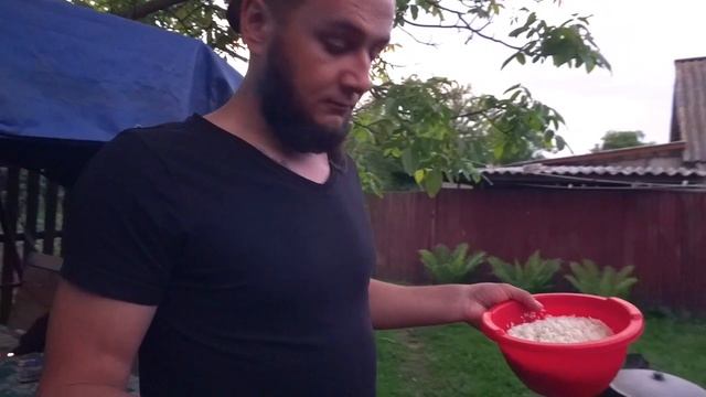Настоящий узбекский плов в казане на костре.
