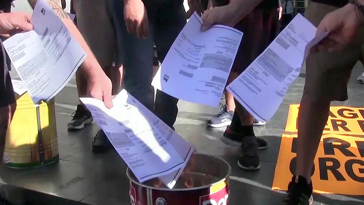 В Италии люди в знак протеста сжигают квитанции на оплату коммуналки