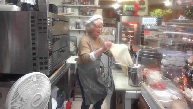 Dancing Pizza Lady at Root's Country Market & Auction Part 1 смотреть онлайн