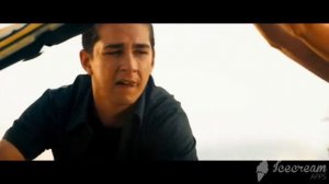 Микаэла (Меган Фокс) пытается чинить тачку | Трансформеры