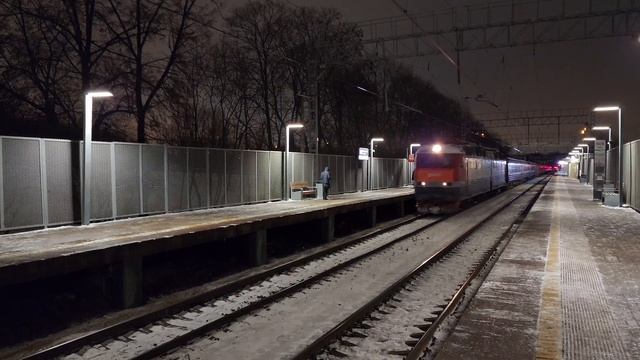 Иволга уезжает семёрка подъезжает! ЭГ2Тв-021 и ЧС7-106 с поездом №71 "Белогорье" Москва-Белгород смотреть онлайн