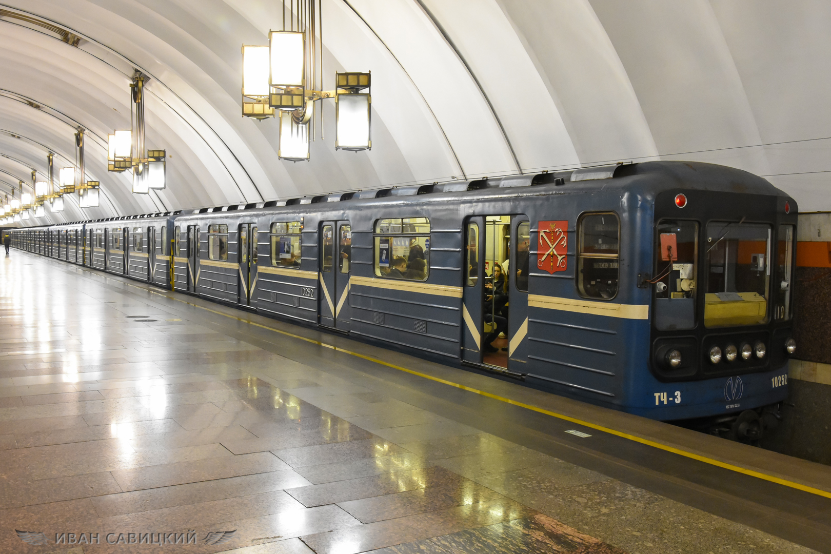 Поезда метро на станции Обводной Канал