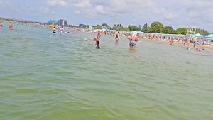 Анапа в конце июля 2023 г. Море стало чище на песчаном пляже, теплее, погода жаркая. Смотрим пляж.