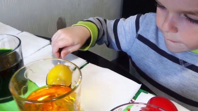 Красим пасхальные яйца с Егором учим цвета на английском учимся играя смотреть онлайн