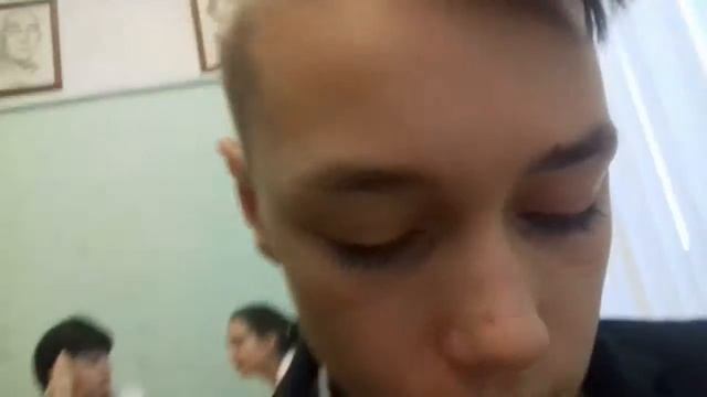 Максим играет в телефон смотреть онлайн