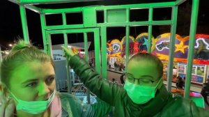 Даша и Алёна в ночном парке аттракционов