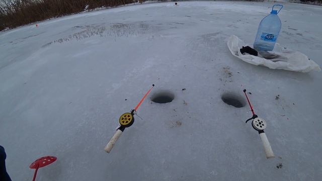 Рыбалка зимой . Плотва . В поисках щуки и окуня смотреть онлайн