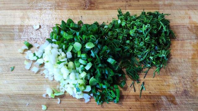 Салат из молодой капусты с редиской и зеленью