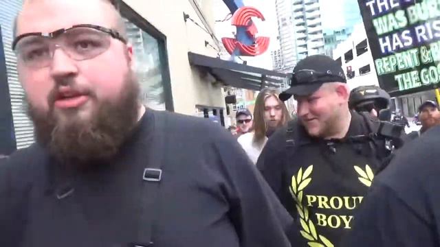 5/1/18 Republican Senate Candidate Joey Gibson's Armed, Violent, Homophobic MayDay March - Seattle смотреть онлайн