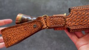 Ножны из кожи с тиснением.