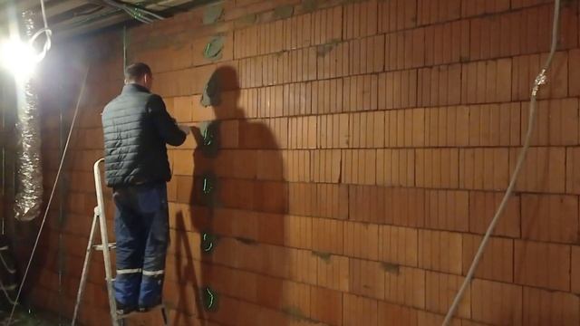 Установка маяков для цементной штукатурки