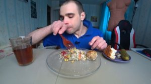 МУКБАНГ САЛАТ С КРАБОВЫМИ ПАЛОЧКАМИ / КУРИЦА ЖАРЕНАЯ / ОГУРЦЫ МАРИНОВАННЫЕ/ ХЛЕБ / EATING АСМР ASMR