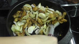 Стручковая фасоль с курицей и сметаной.