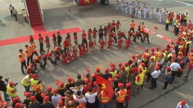 Стюардессы Vietjet танцуют. Современный Социализм - крут!
