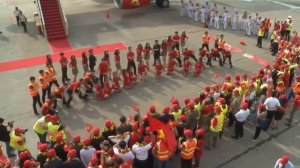 Стюардессы Vietjet танцуют. Современный Социализм - крут!