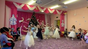 Новогодний танец девочек с обручами и ленточками. Подготовительная группа.