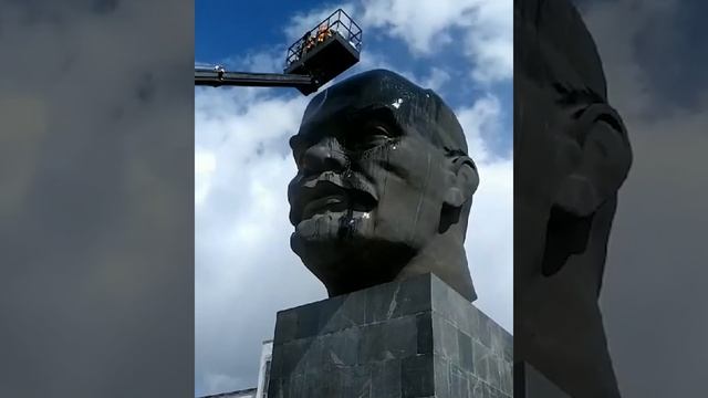 В Улан Удэ помыли "голову" Ленина смотреть онлайн