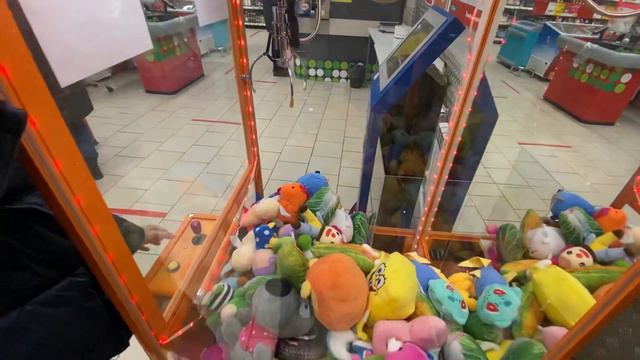 Достал БОЛЬШУЮ игрушку за 10рублей из автомата ХВАТАЙКА !!! Шок !!!