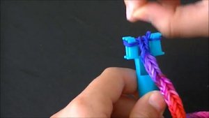 Как сделать цепочку из разноцветных резинок. Rainbow loom necklace with charm