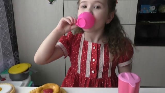 Кашеварим готовим суп яичницу кушаем фрукты и овощи