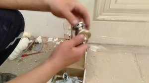 Установка ручки на межкомнатную дверь.