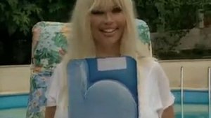 Lolo Ferrari chez elle à Grasse, en 1997.