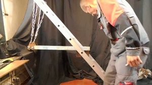 Самодельная сьемная опора к лестнице стремянки для подмостей .