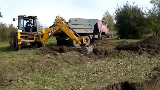 Копка земли экскаватором
