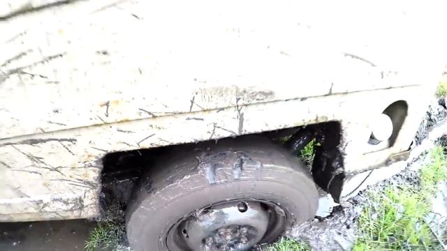 ЛУАЗ против кроссоверов в грязи  часть 1