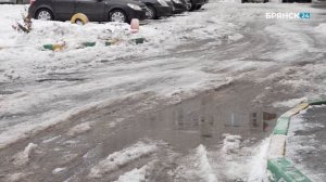 Днём и ночью дорожники счищают снег и наледь с главных дорог и тротуаров города.