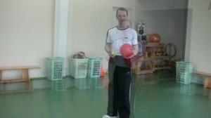 "Чей дальше?" - игровое упражнение с мячом и стеной